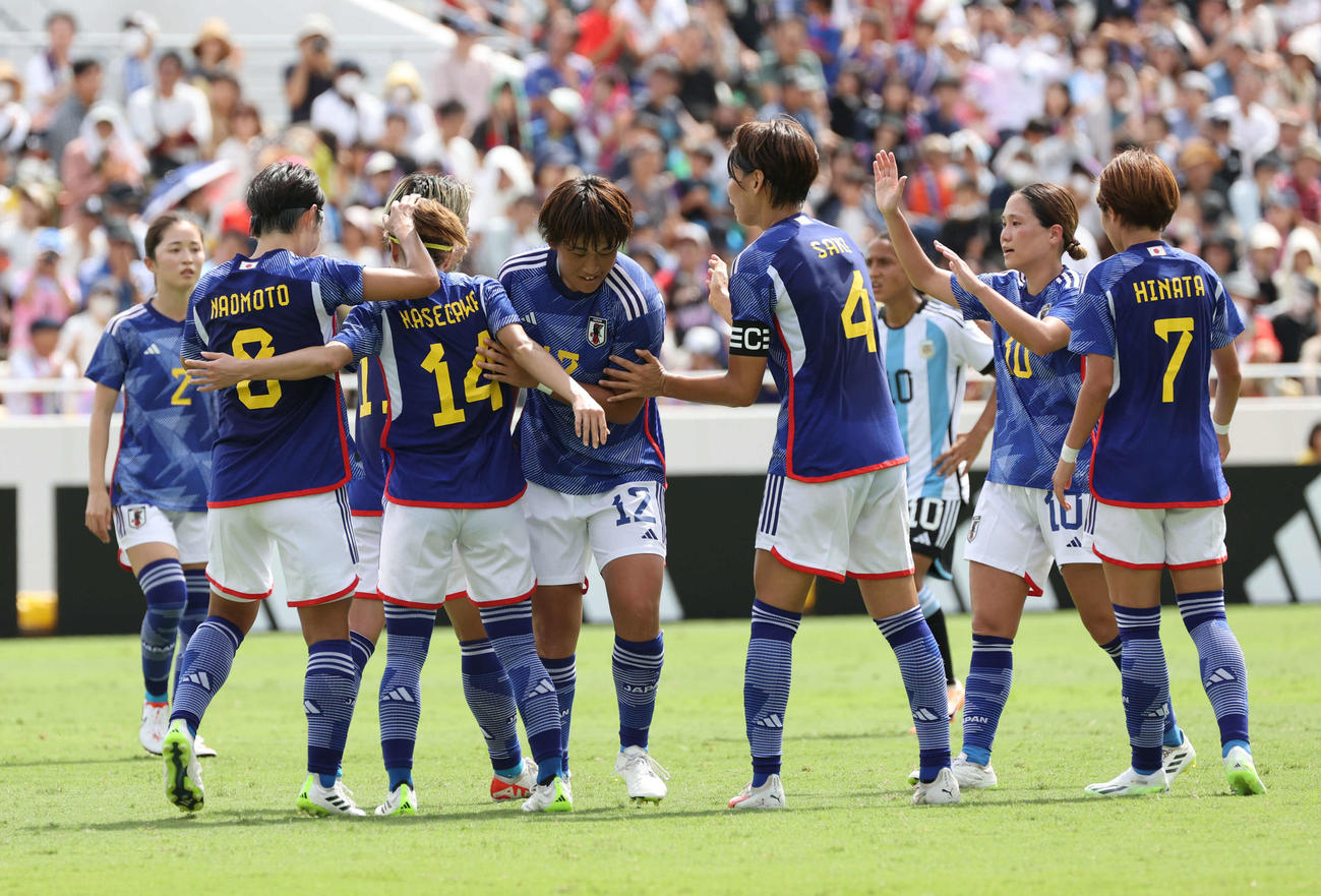 国際親善試合なでしこジャパン対アルゼンチン代表　前半　長谷川（左から3人目）の4点目を喜ぶなでしこイレブン（撮影・加藤孝規）