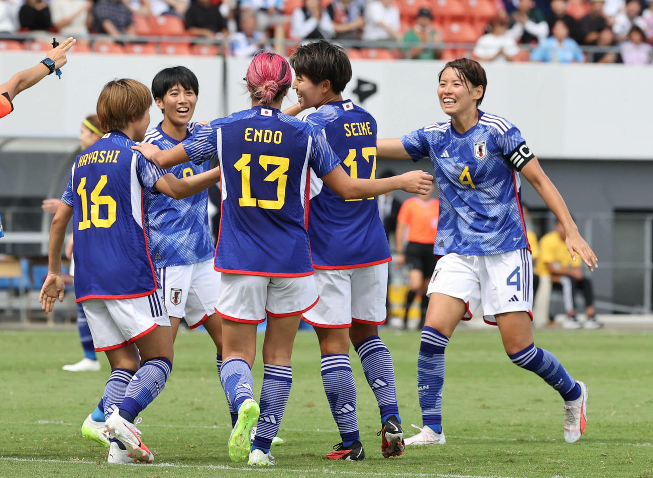 国際親善試合なでしこジャパン対アルゼンチン代表　後半　清家（右から2人目）は5点目のシュートを決める（撮影・加藤孝規）