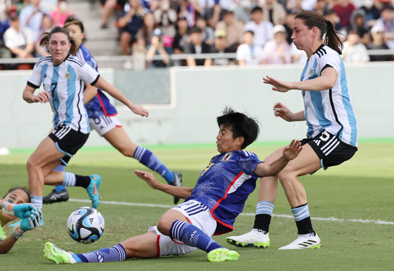 国際親善試合なでしこジャパン対アルゼンチン代表　後半　植木はシュートを決められず（撮影・加藤孝規）