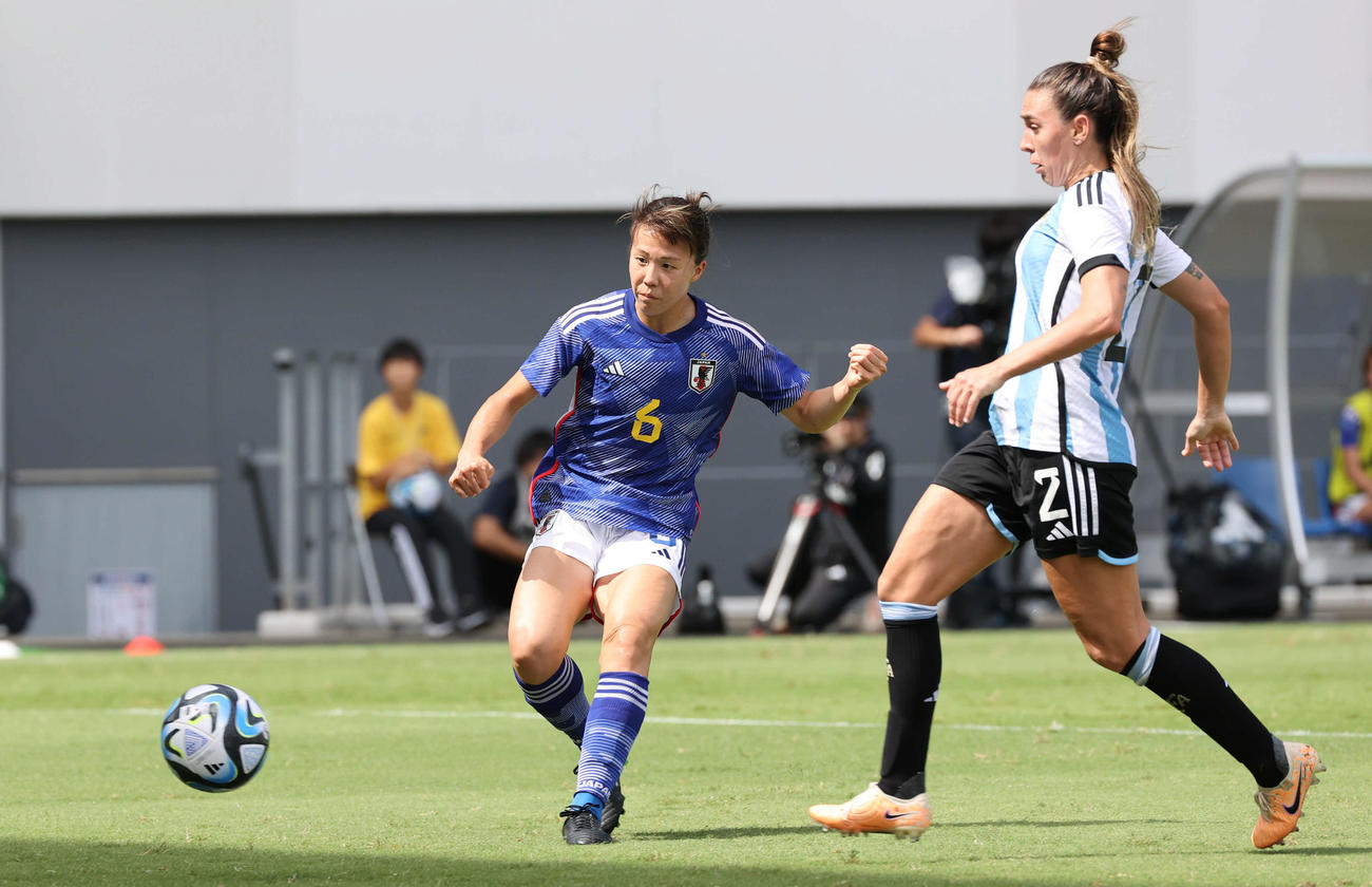 国際親善試合なでしこジャパン対アルゼンチン代表　後半　杉田は6点目のシュートを決める（撮影・加藤孝規）