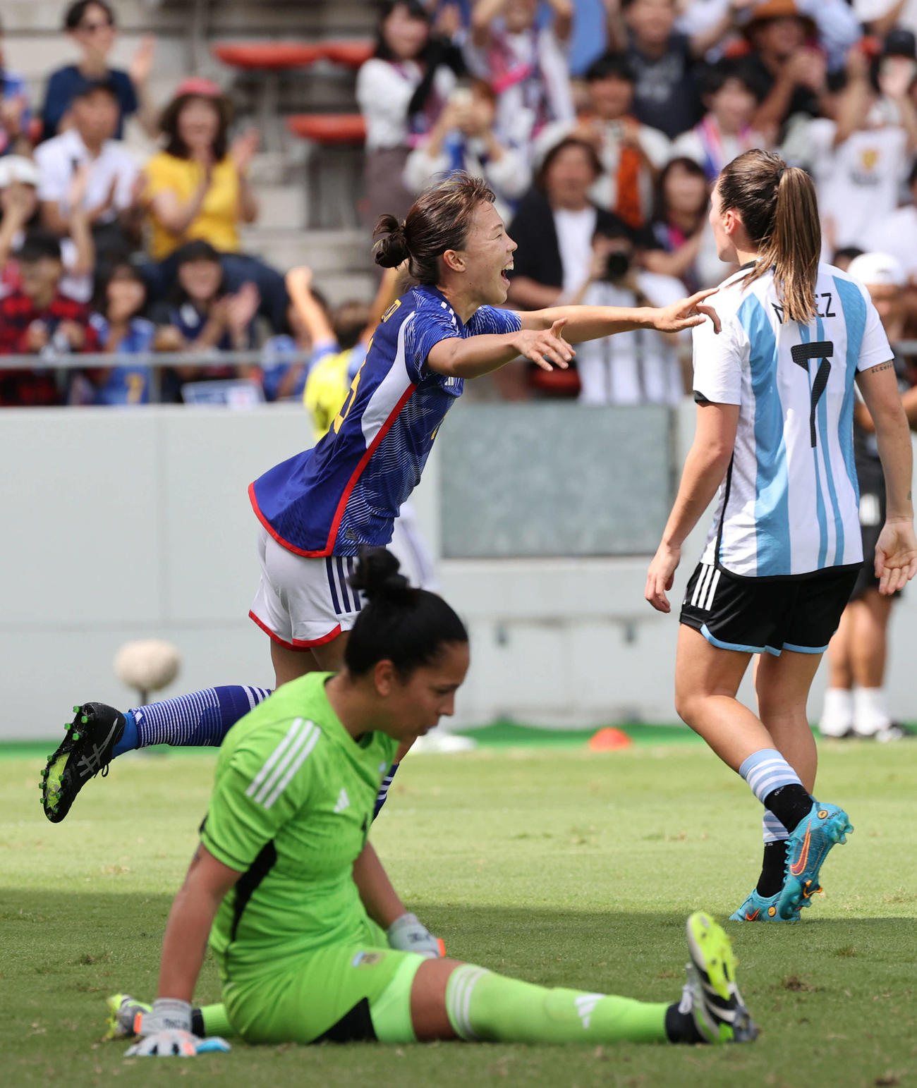 国際親善試合なでしこジャパン対アルゼンチン代表　後半　杉田は6点目のシュートを決める（撮影・加藤孝規）