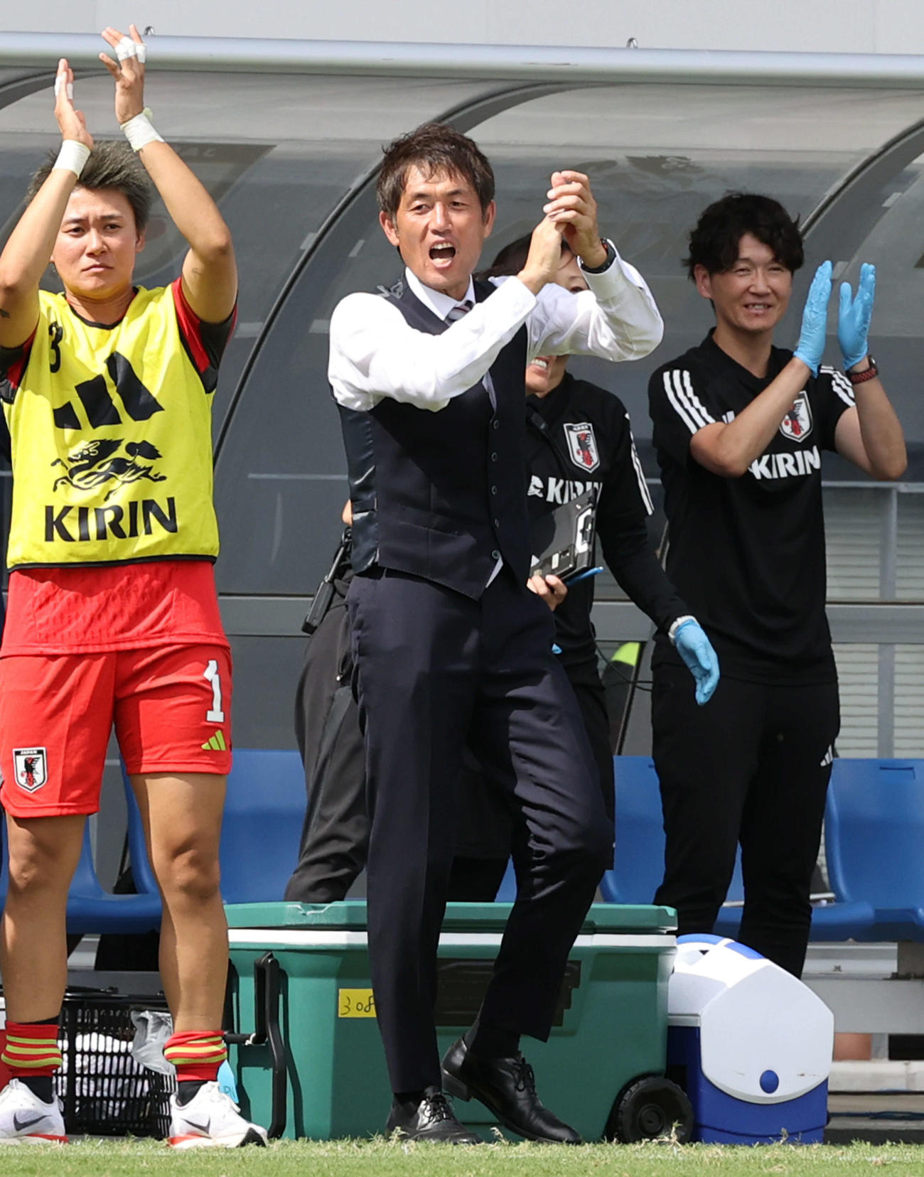 国際親善試合なでしこジャパン対アルゼンチン代表　後半　杉田の6点目のシュートを喜ぶなでしこジャパン池田監督（撮影・加藤孝規）