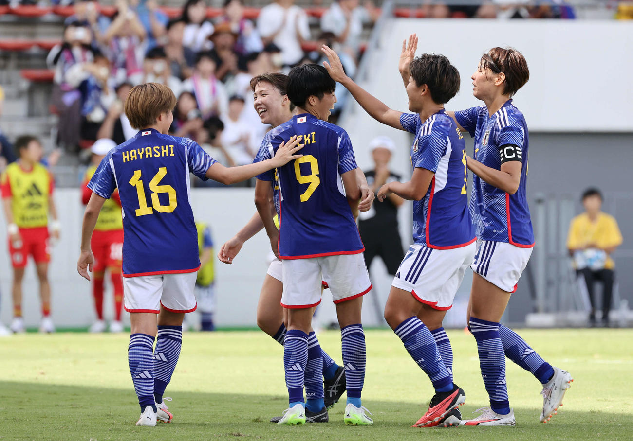 国際親善試合なでしこジャパン対アルゼンチン代表　後半　PKで7点目を決めた植木（中央）（撮影・加藤孝規）