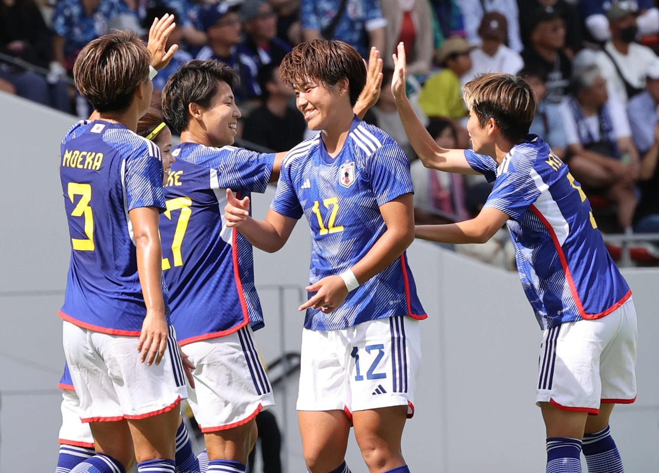 国際親善試合なでしこジャパン対アルゼンチン代表　後半　8点目を決めた清家（右から3人目）（撮影・加藤孝規）