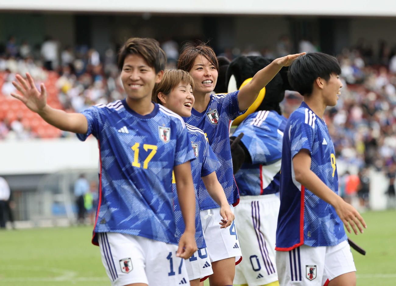 国際親善試合なでしこジャパン対アルゼンチン代表　試合後、サポーターらにあいさつする熊谷（中央）ら（撮影・加藤孝規）