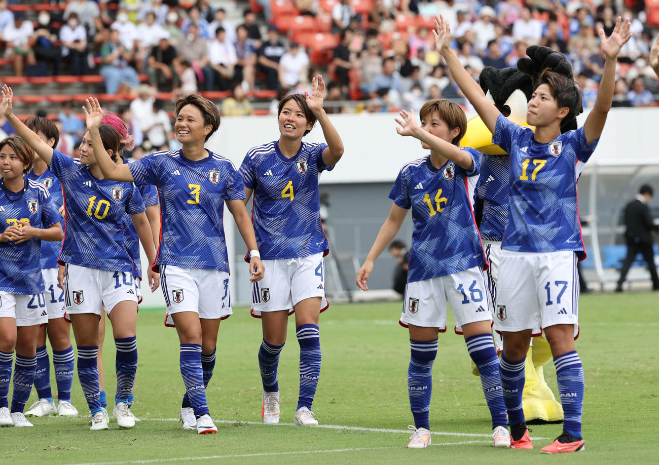 国際親善試合なでしこジャパン対アルゼンチン代表　試合後、サポーターらにあいさつする熊谷（中央）ら（撮影・加藤孝規）
