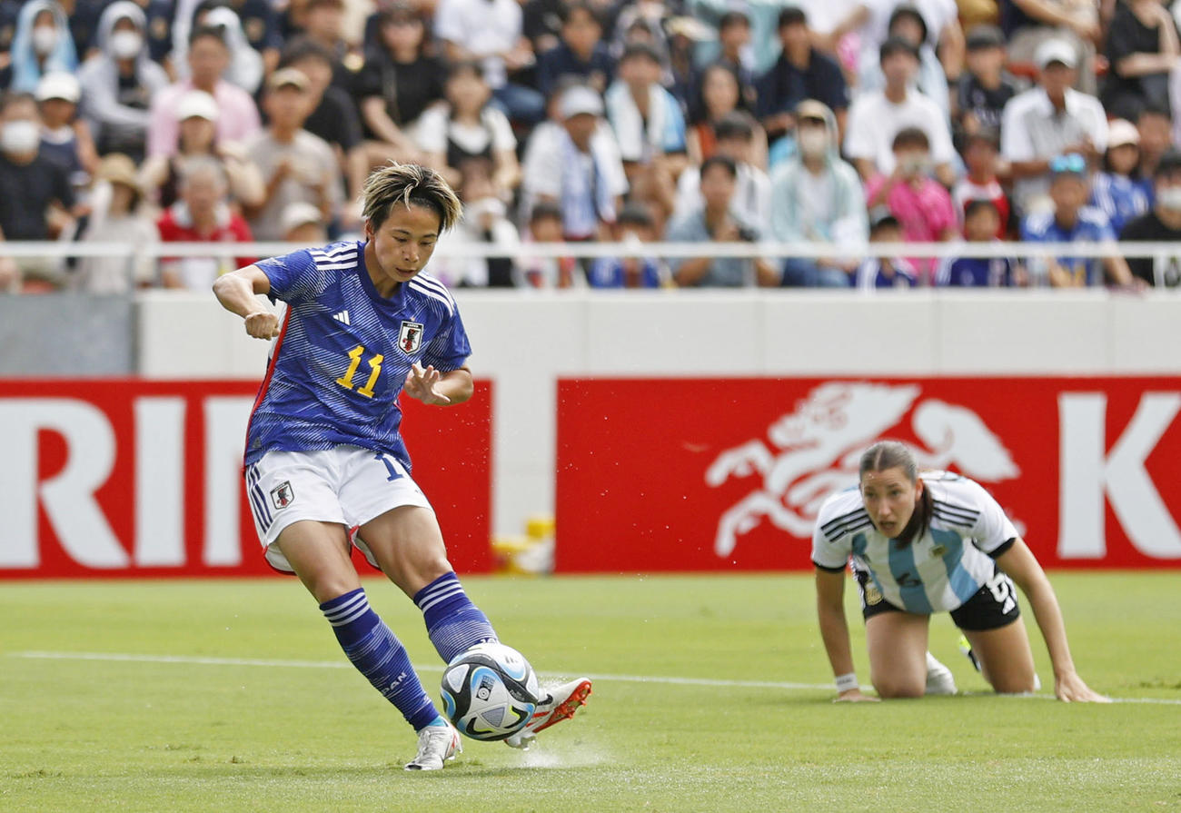 日本―アルゼンチン　前半、先制ゴールを決める田中美南（共同）