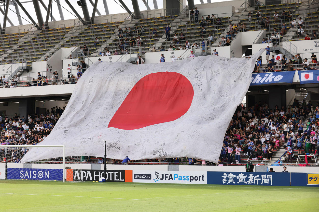 国際親善試合なでしこジャパン対アルゼンチン代表　試合前、応援するなでしこサポーター（撮影・加藤孝規）
