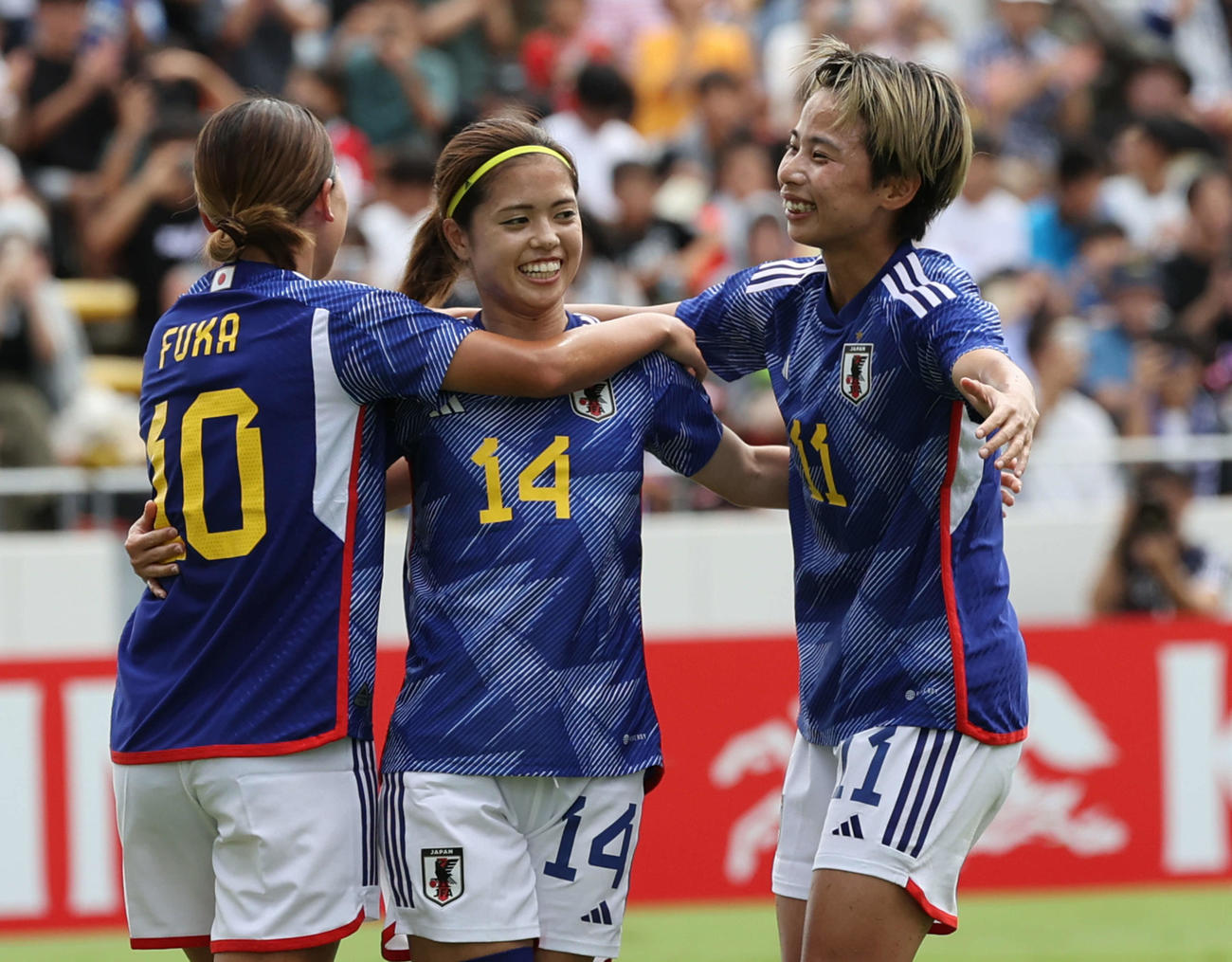 国際親善試合なでしこジャパン対アルゼンチン代表　前半　PKで2点目を決めた長谷川（中央）。左は長野。右は田中（撮影・加藤孝規）