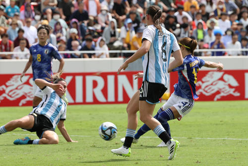 国際親善試合なでしこジャパン対アルゼンチン代表　前半　4点目を決める長谷川（撮影・加藤孝規）