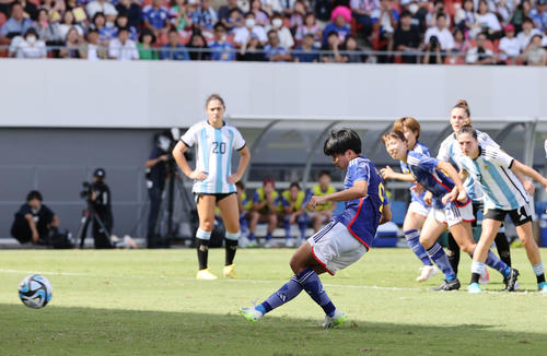国際親善試合なでしこジャパン対アルゼンチン代表　後半　PKで7点目を決める植木（撮影・加藤孝規）