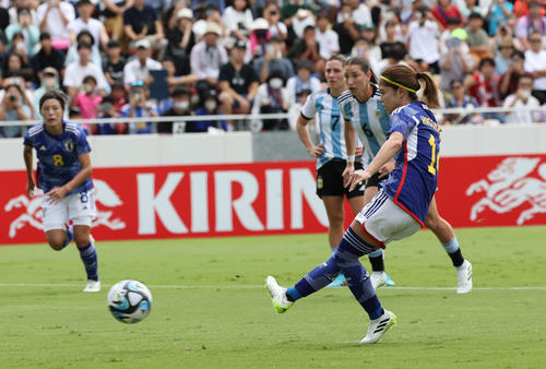 国際親善試合なでしこジャパン対アルゼンチン代表　前半　PKで2点目を決める長谷川（撮影・加藤孝規）