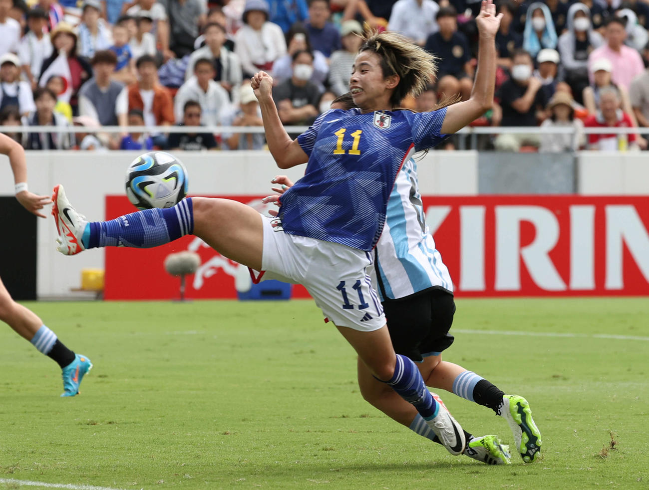 国際親善試合なでしこジャパン対アルゼンチン代表　前半　ゴール前で倒される田中（撮影・加藤孝規）