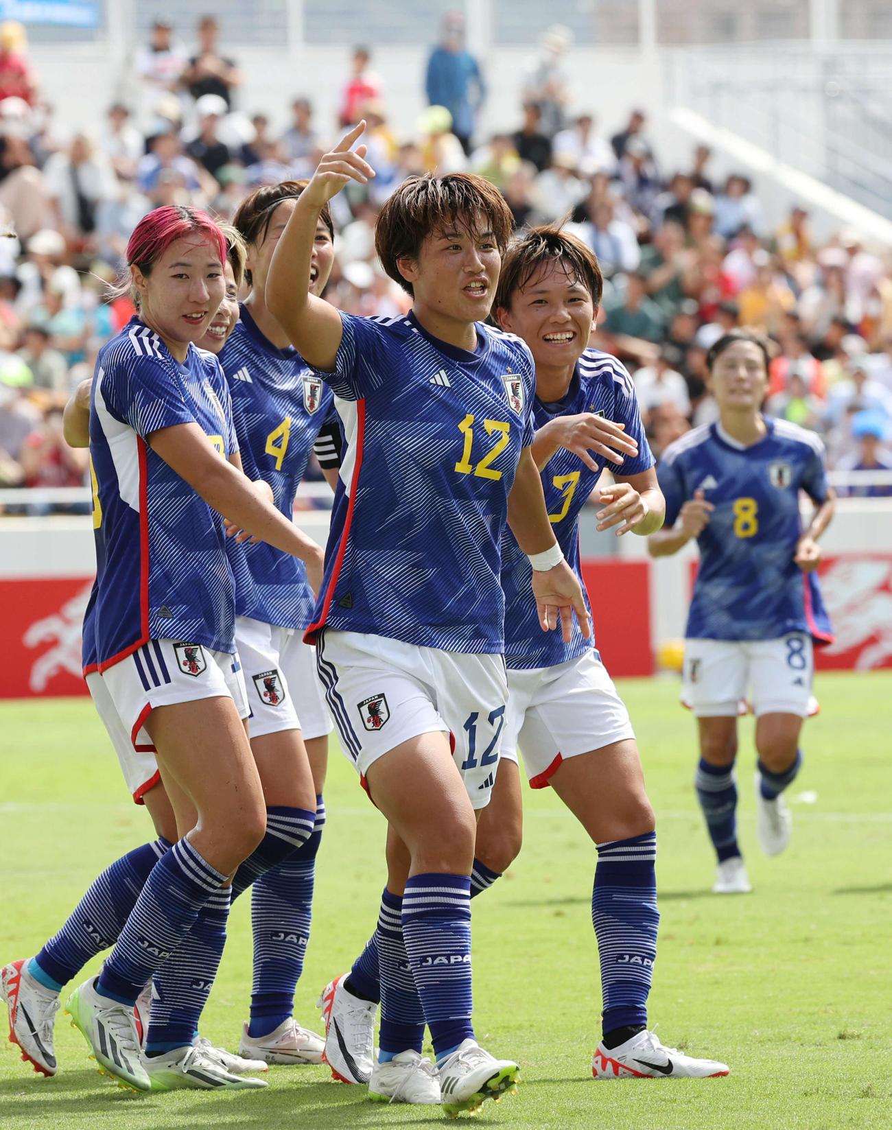 国際親善試合なでしこジャパン対アルゼンチン代表　前半　3点目を決めた高橋（中央）（撮影・加藤孝規）