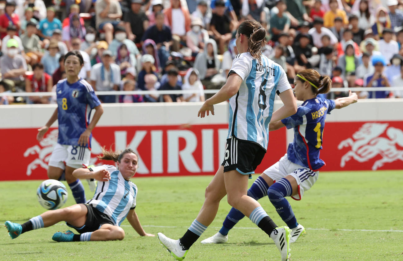 国際親善試合なでしこジャパン対アルゼンチン代表　前半　4点目を決める長谷川（撮影・加藤孝規）