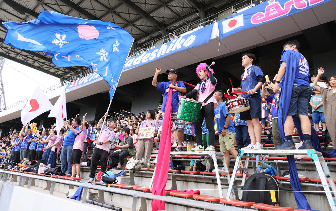 国際親善試合なでしこジャパン対アルゼンチン代表　試合前、応援するなでしこサポーター（撮影・加藤孝規）