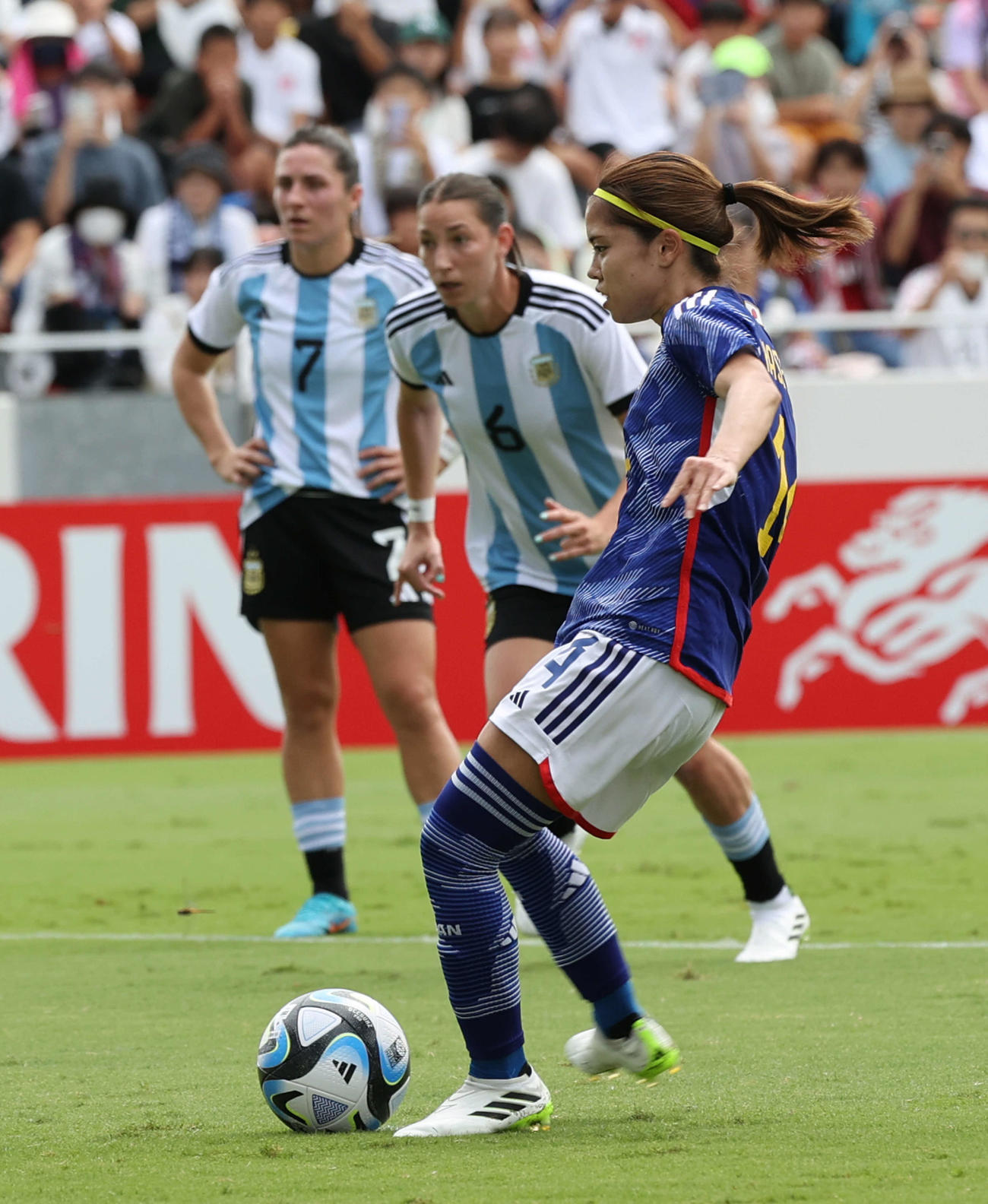 国際親善試合なでしこジャパン対アルゼンチン代表　前半　PKで2点目を決める長谷川（撮影・加藤孝規）