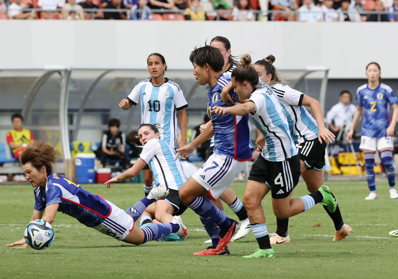 国際親善試合なでしこジャパン対アルゼンチン代表　後半　清家（中央）は5点目のシュートを決める（撮影・加藤孝規）