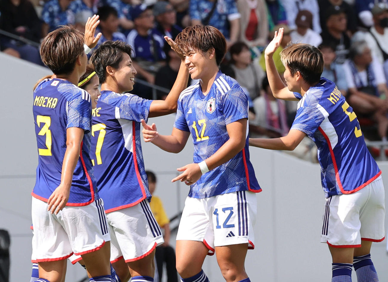 国際親善試合なでしこジャパン対アルゼンチン代表　後半　8点目を決めた清家（右から3人目）（撮影・加藤孝規）