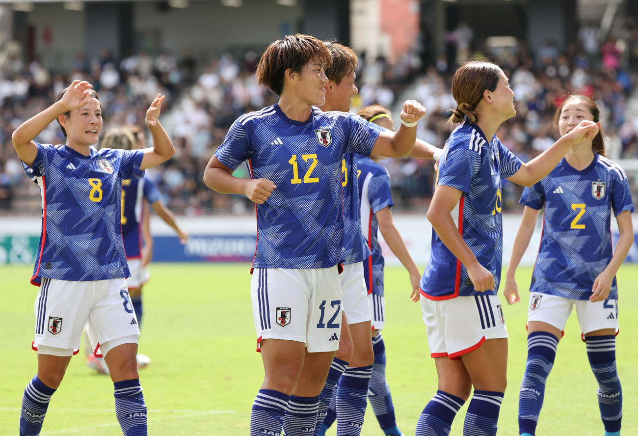 国際親善試合なでしこジャパン対アルゼンチン代表　前半　3点目を決めた高橋（中央）（撮影・加藤孝規）