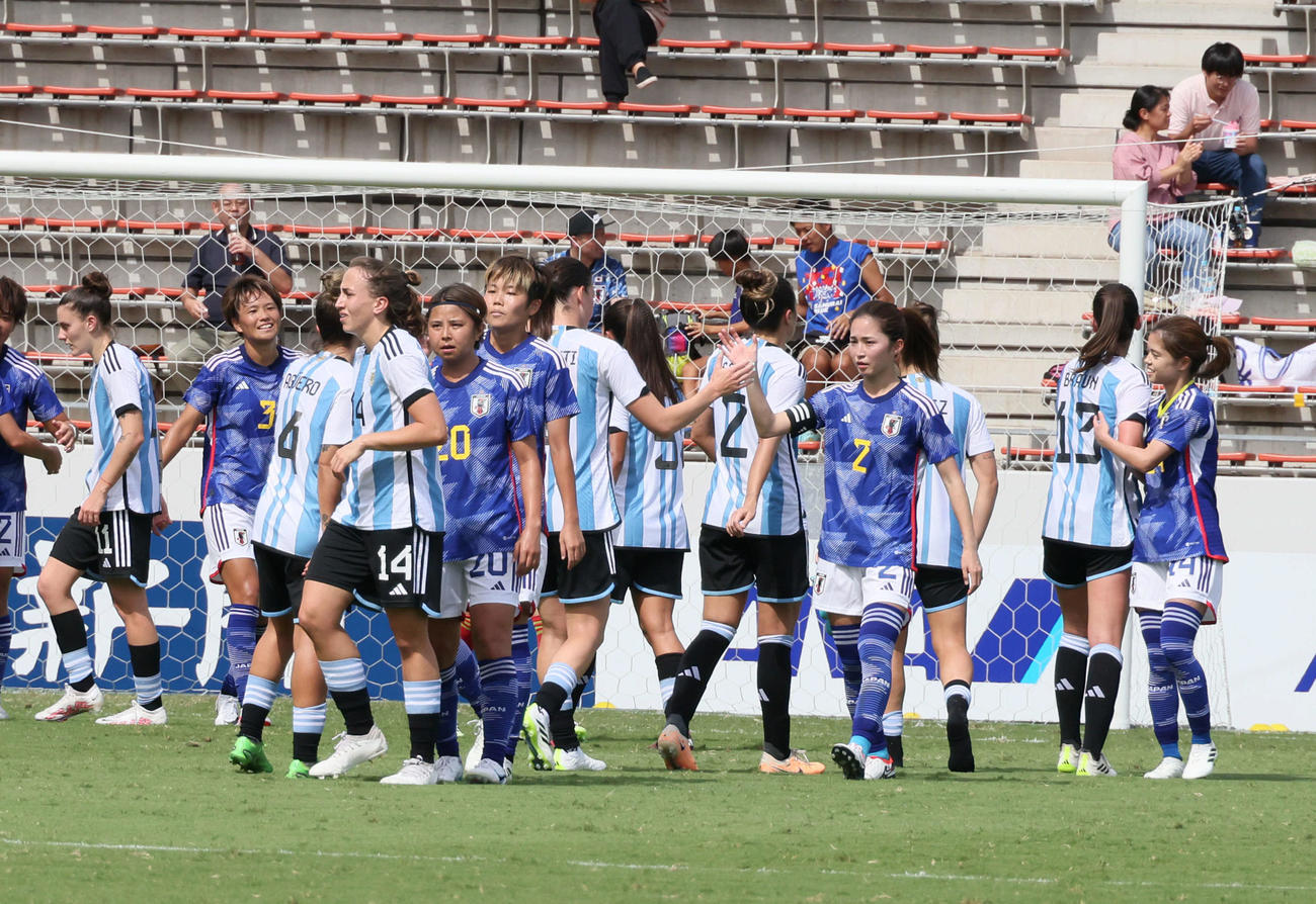 国際親善試合なでしこジャパン対アルゼンチン代表　快勝したなでしこジャパン（撮影・加藤孝規）