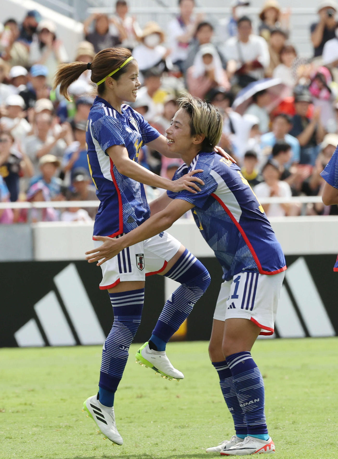 国際親善試合なでしこジャパン対アルゼンチン代表　前半　4点目を決めた長谷川（左）（撮影・加藤孝規）