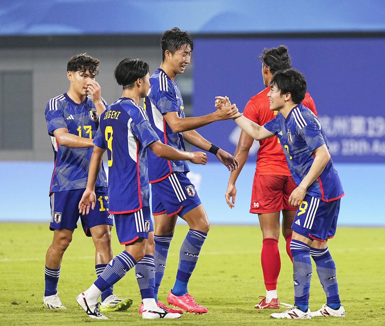 日本―ミャンマー　前半、チーム2点目のゴールを決め、喜ぶ鮎川（右端）。左端は佐藤（共同）