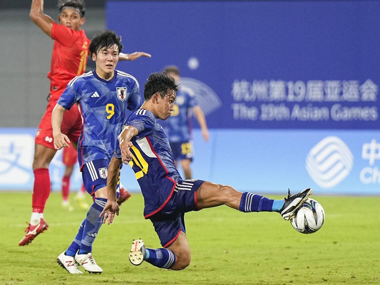 日本対ミャンマー　前半、チーム5点目のゴールを決める角（手前）（共同）