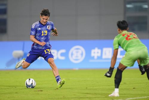 日本―ミャンマー　前半、チーム3点目のゴールを決める佐藤（左）（共同）