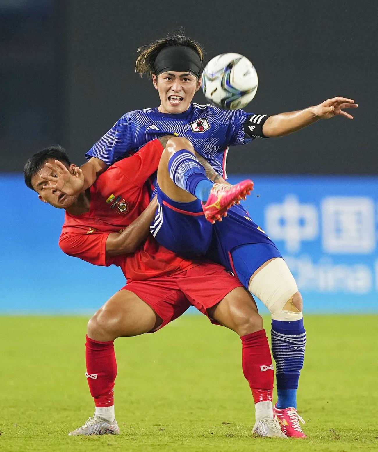 日本―ミャンマー　前半、競り合う馬場（右）（共同）
