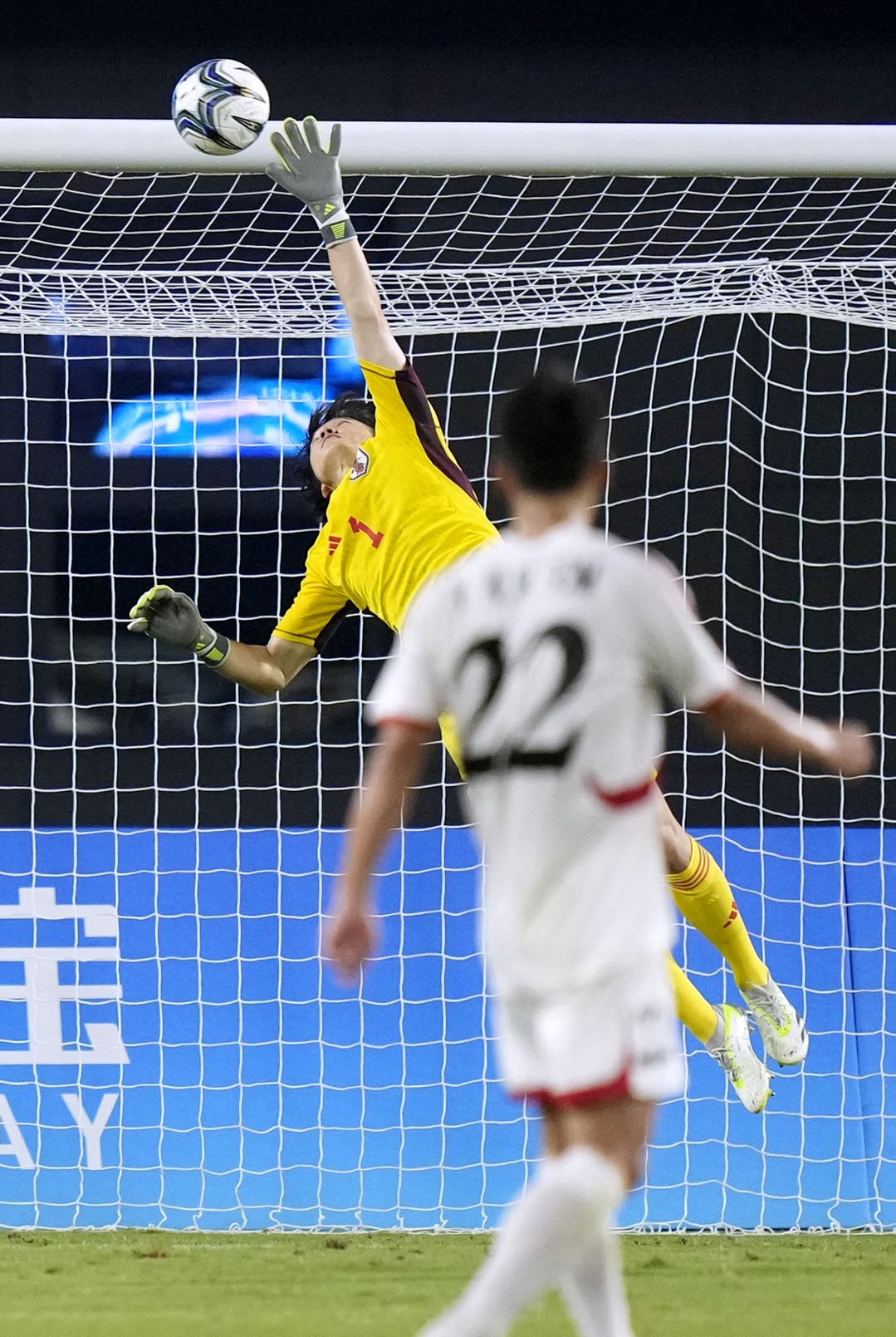 日本―北朝鮮　前半、ボールに飛びつくGK藤田＝杭州（共同）