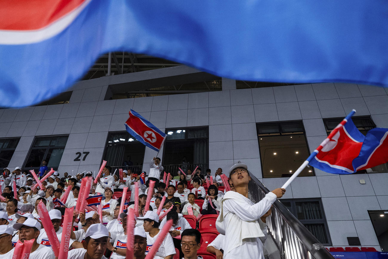 北朝鮮応援団（AP）