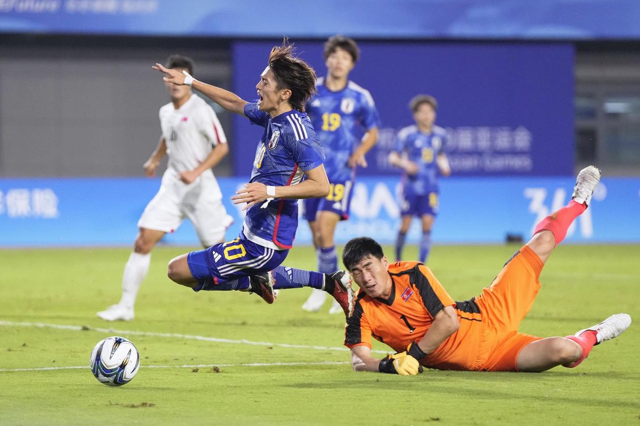 日本―北朝鮮　後半、ゴール前で倒される西川。PKを獲得＝杭州（共同）