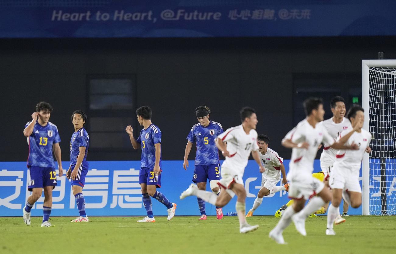 日本―北朝鮮　後半、北朝鮮に同点ゴールを許した日本＝杭州（共同）