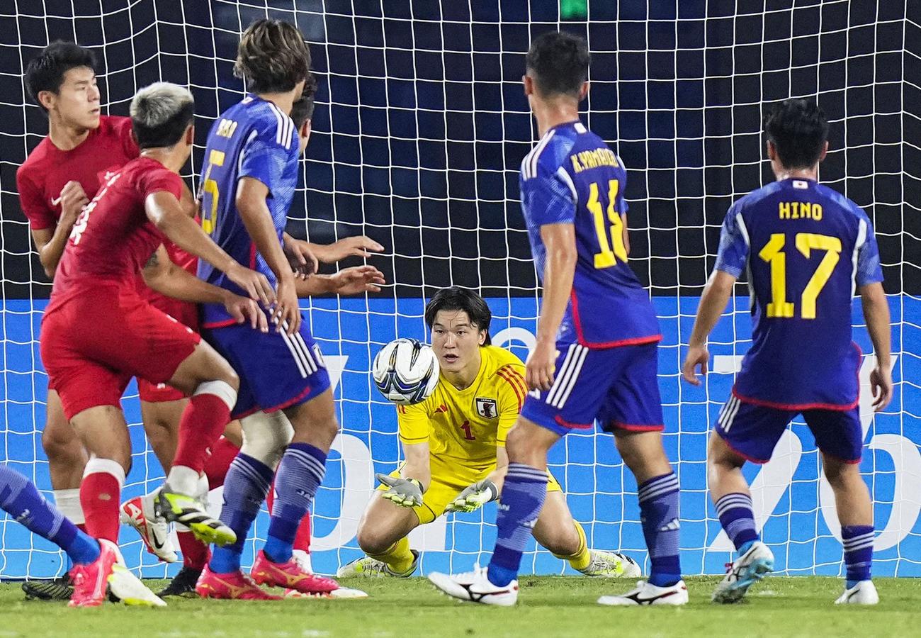 日本対香港　前半、セーブするGK藤田（共同）