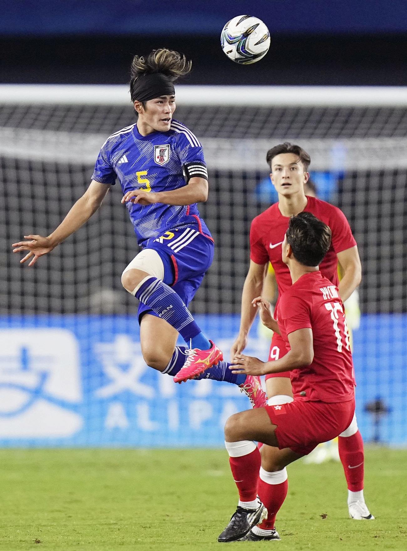 日本対香港　後半、競り合う馬場（左）（共同）