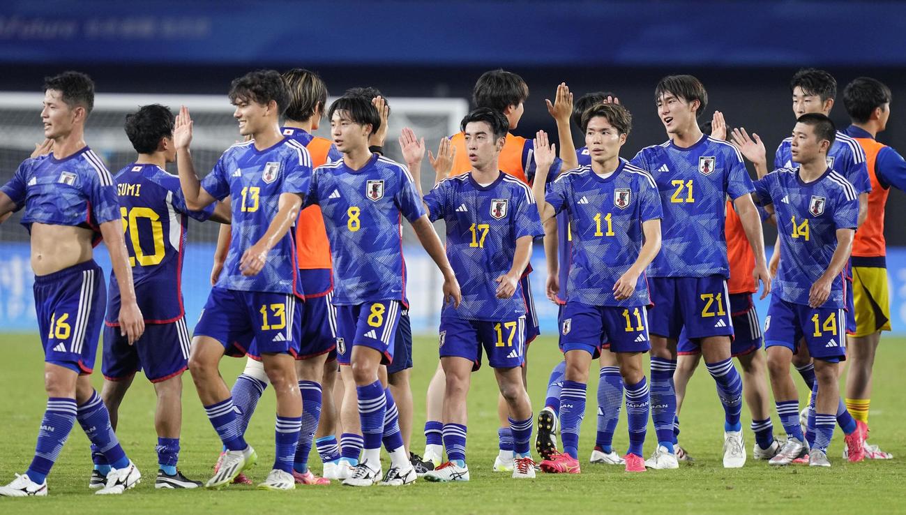 香港に勝利し、喜ぶ日野（中央）ら日本イレブン（共同）