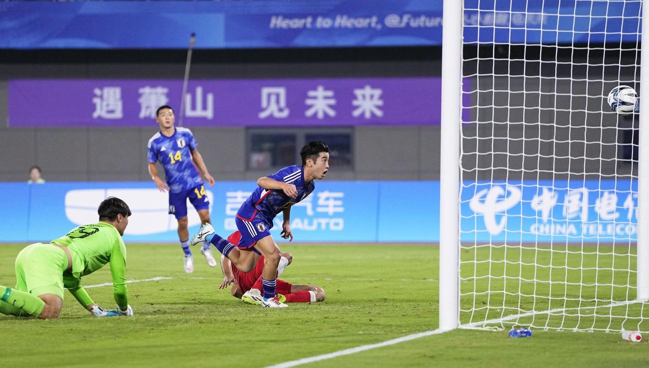 日本対香港　後半、香港のGKがはじいたボールを押し込みゴールを決める日野（右）（共同）