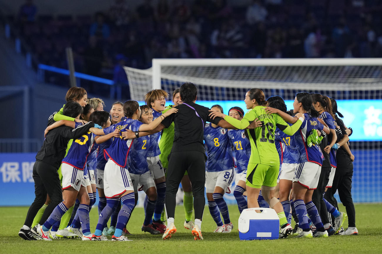 史上初の連覇を達成し喜ぶサッカー日本女子代表（AP）