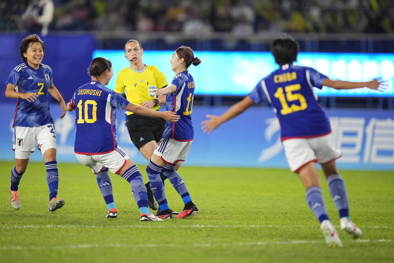 中嶋の得点を祝福する日本女子代表（AP）