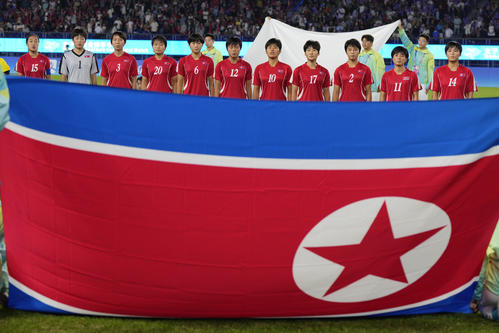決勝に臨む北朝鮮代表（AP）