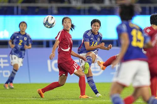 日本―北朝鮮　後半、チーム3点目のゴールを決める谷川（左から3人目）＝杭州（共同）