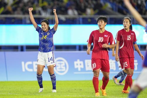 日本－北朝鮮　後半、チーム3点目のゴールを決め、喜ぶ谷川（左）（共同）
