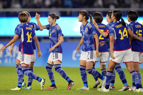 中嶋の得点を祝福する日本女子代表（AP）