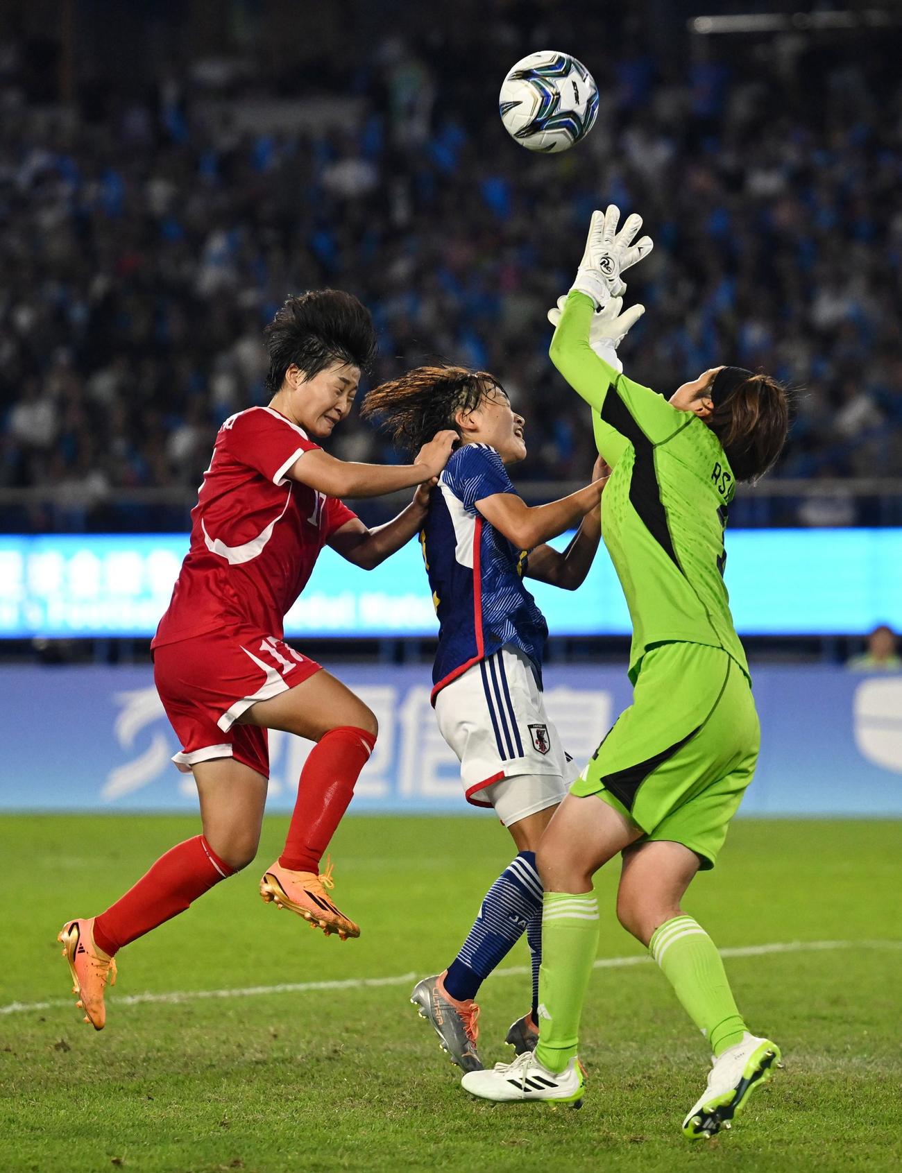 日本―北朝鮮　セーブする日本GK浅野夏美（ロイター）