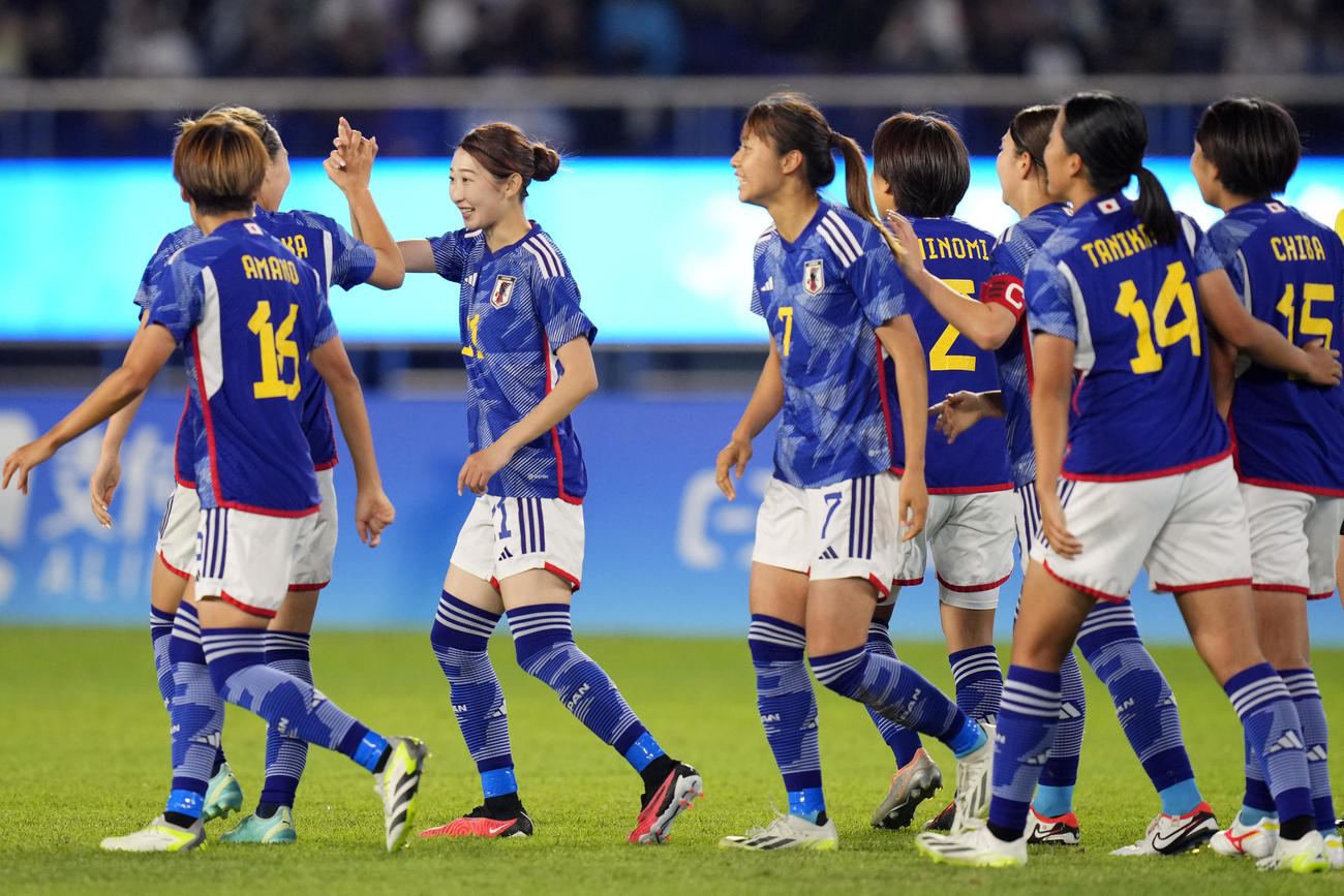 中嶋の得点を祝福する日本女子代表（AP）