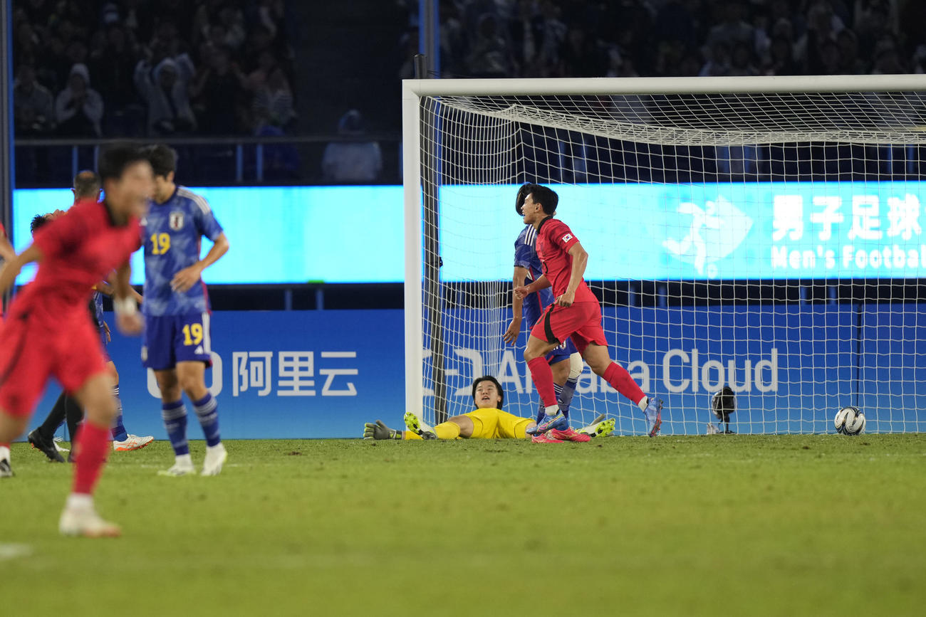 前半、同点ゴールを決め喜ぶ韓国代表の選手たち（AP)