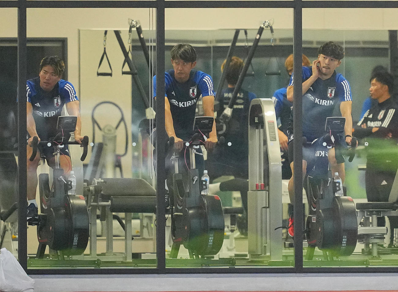 ボールを使わず室内で別調整する中山（右）、伊藤洋（中央）、浅野（撮影・垰建太）