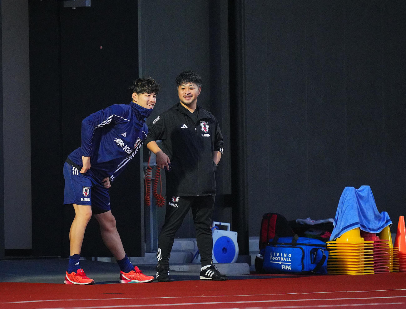 別調整の中山（左）はスタッフと談笑する（撮影・垰建太）
