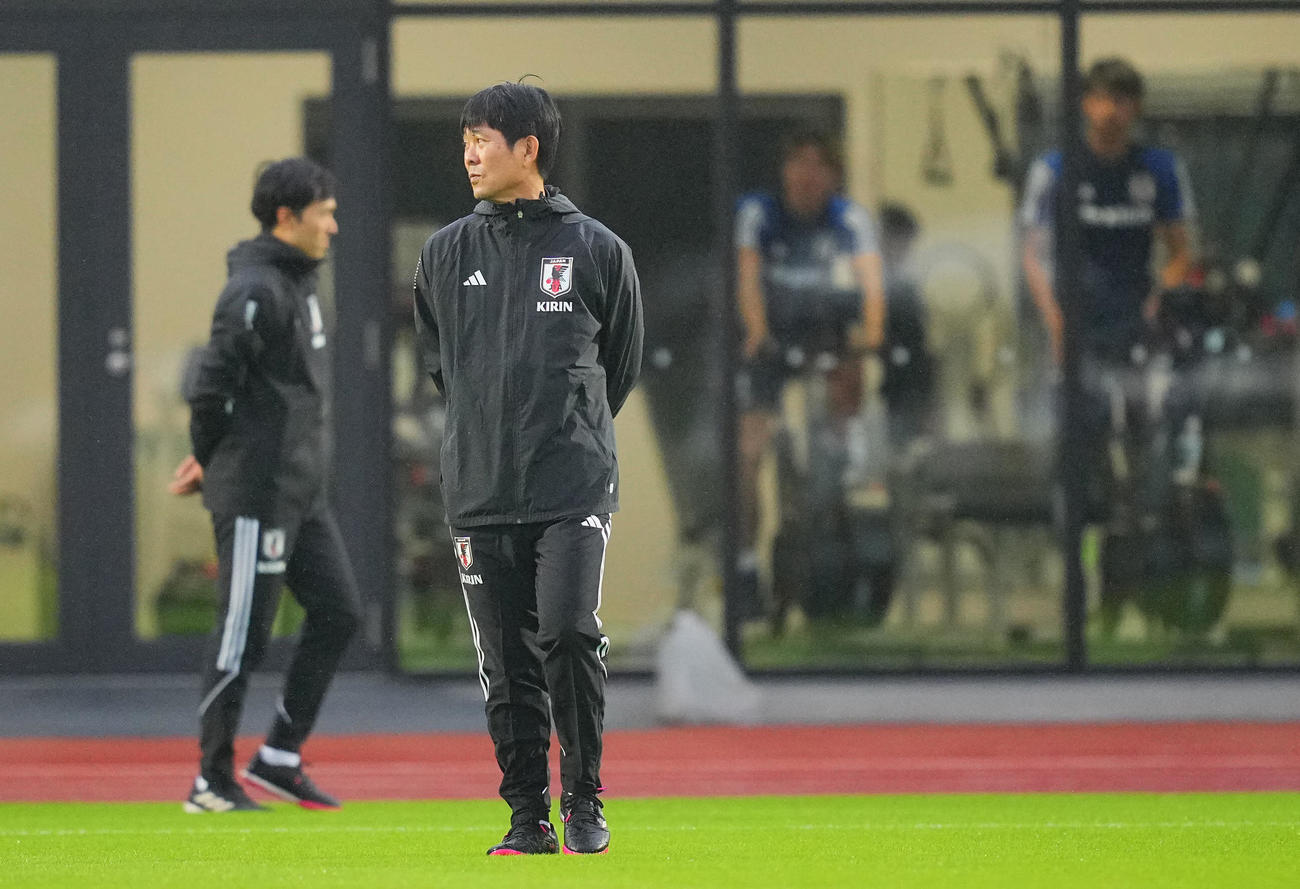 選手たちの練習を横目にピッチを歩く森保監督（撮影・垰建太）